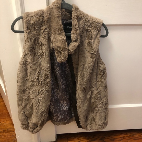 Faux fur vest - Picture 1 of 3